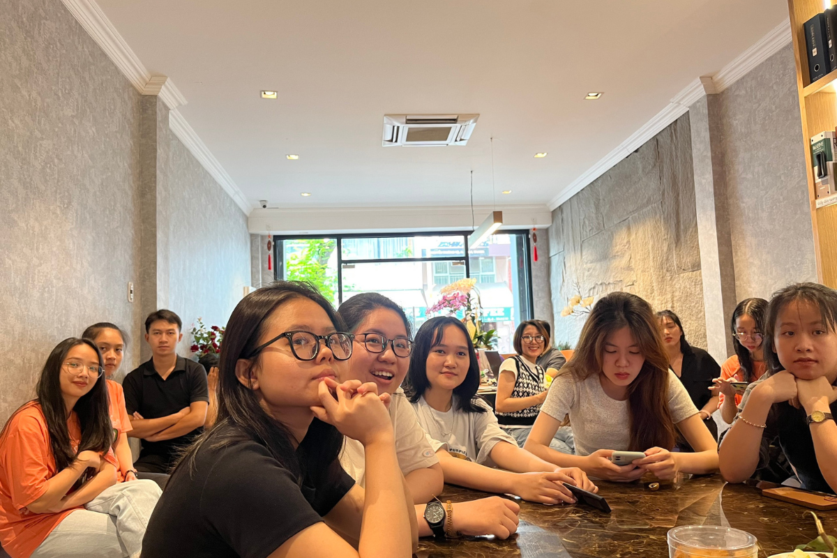 Team Marketing LU Design thảo luận nhóm, cập nhật các giải pháp tổ chức không gian sống đương đại và xu hướng vật liệu cao cấp năm 2026