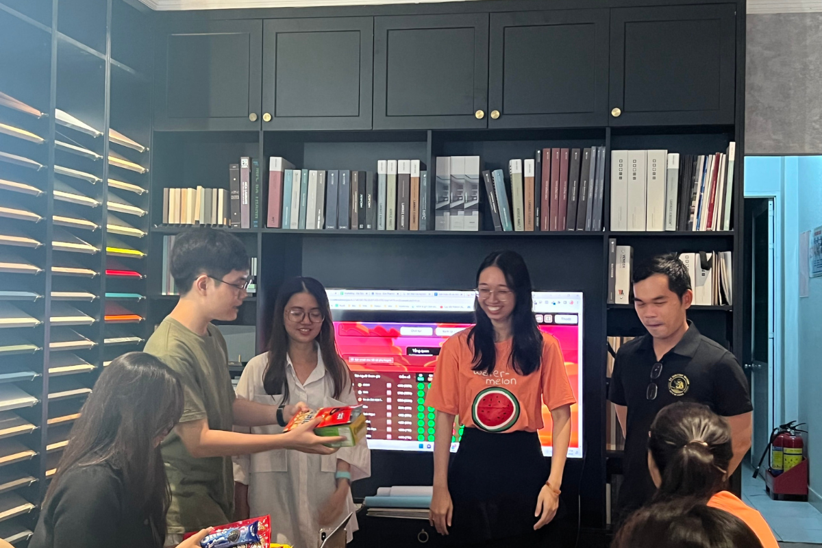 Thành viên Team Marketing nhận quà khích lệ trong phần thi thực hành ứng dụng quy trình duyệt hình ảnh render kỹ thuật