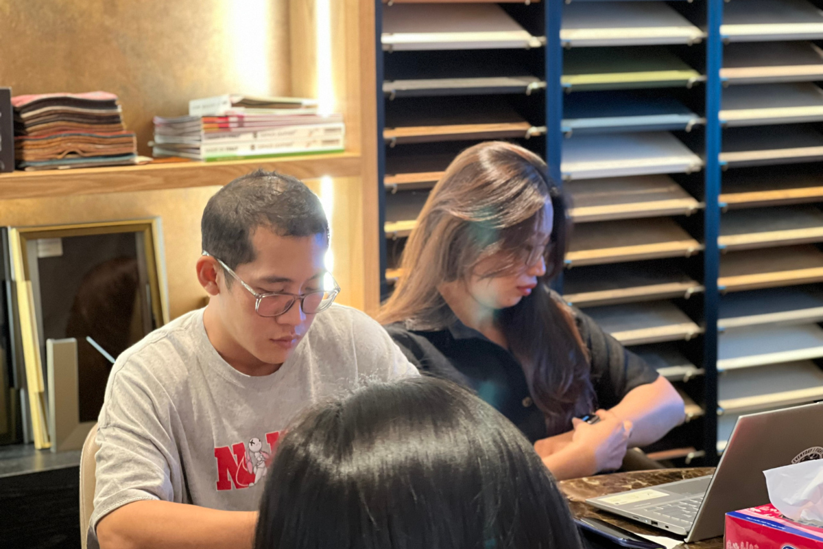 Nhân sự Marketing tập trung bóc tách chi tiết cấu kiện và bề mặt vật liệu cao cấp trực tiếp qua hệ thống catalog thực tế