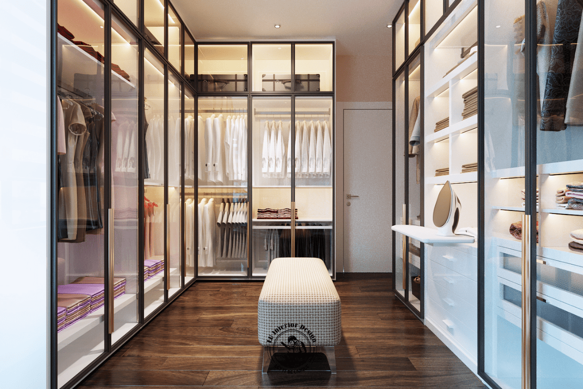 Hệ tủ quần áo kịch trần kịch tường dạng Walk-in closet, sử dụng khung kim loại sơn tĩnh điện và cánh kính để tối ưu hóa khả năng quan sát tư trang lưu trữ