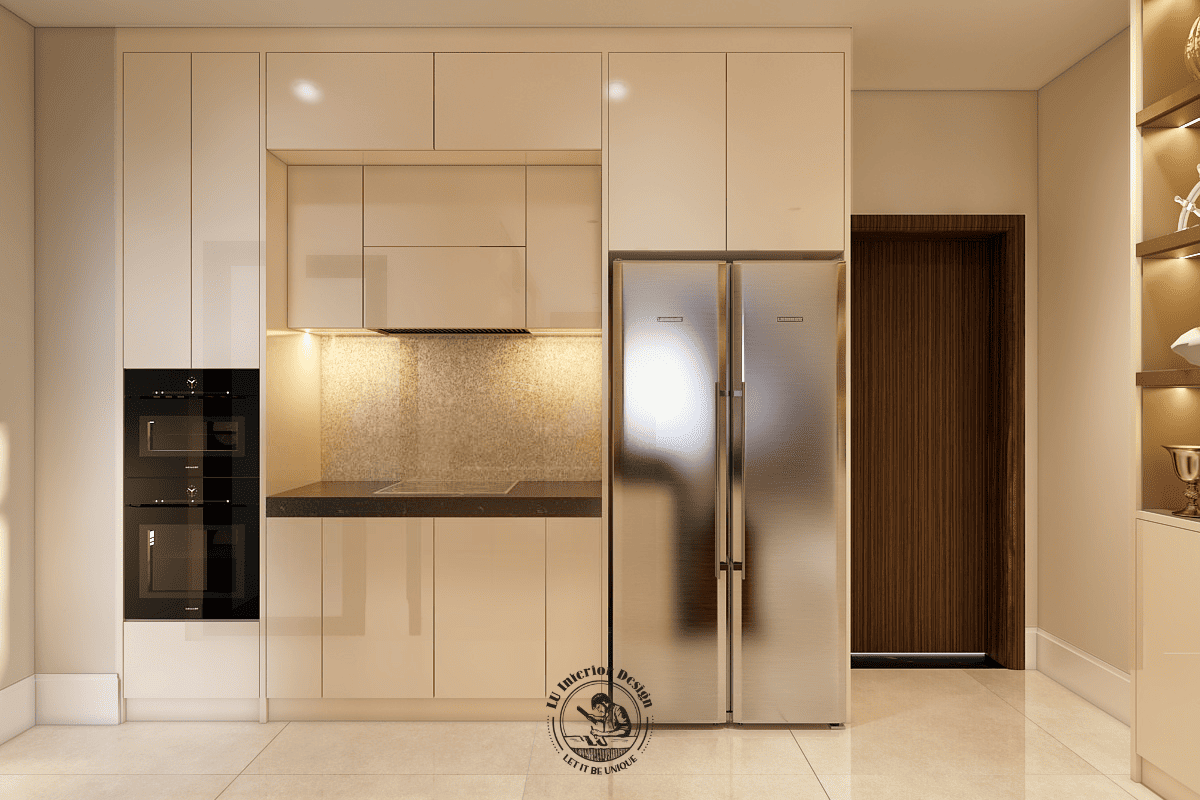 Hệ tủ bếp chữ I tông màu kem bố trí đối diện đảo bếp, quy hoạch đồng bộ vị trí đặt tủ lạnh hai cánh lớn và cụm lò nướng âm tủ kịch trần