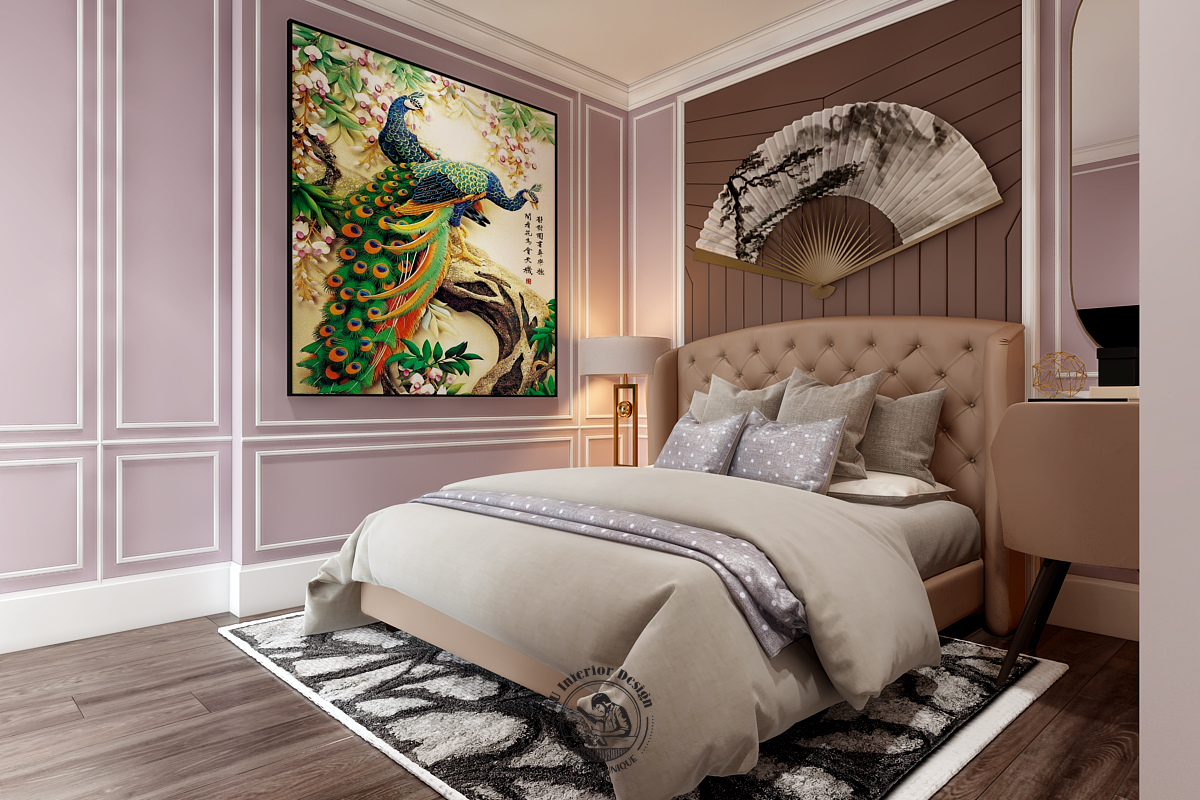 Góc nhìn thể hiện diện tường phào chỉ hồng pastel, kết hợp tab đầu giường kim loại và bàn trang điểm gương bo tròn đặt sát góc lấy sáng