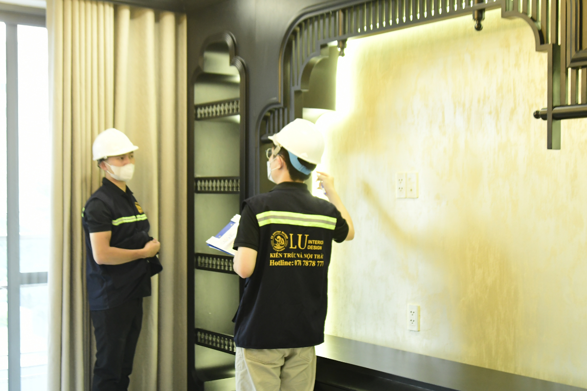 Kiểm tra và đánh giá chất lượng bề mặt sơn hiệu ứng mảng tường trang trí phòng khách, đảm bảo tính thẩm mỹ đồng bộ đúng cam kết.
