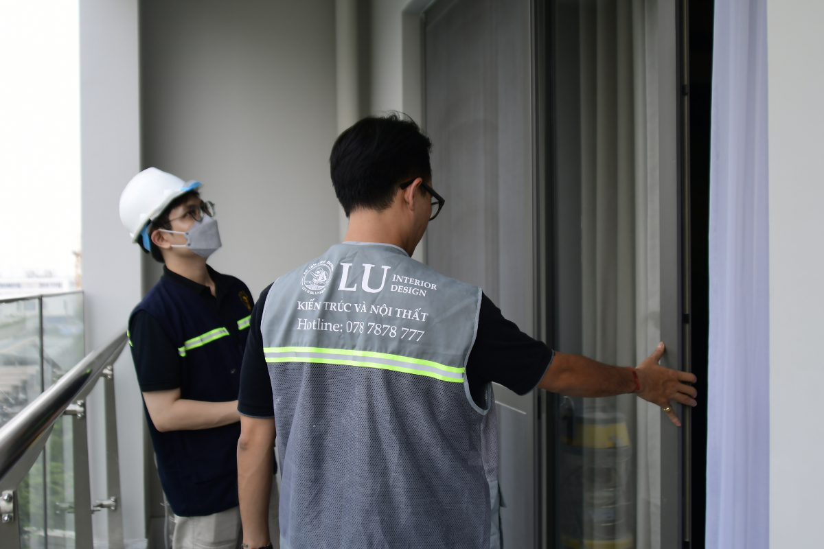 Chủ động kiểm tra độ kín khít và khả năng đóng mở êm ái của hệ thống cửa lùa ban công từ góc nhìn chuyên môn trước ngày mời khách hàng.