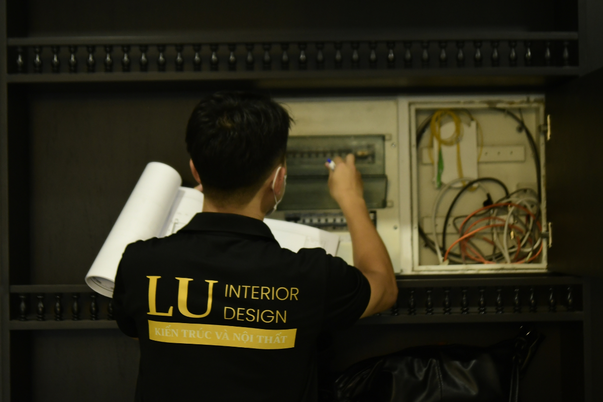 Kỹ sư LU Design đối chiếu hồ sơ bản vẽ để kiểm tra kỹ thuật đấu nối và khả năng vận hành an toàn của hệ thống tủ điện tổng.