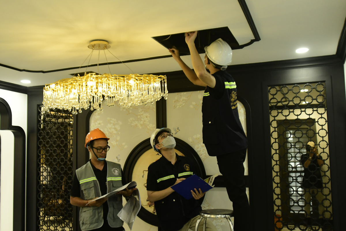 Hoạt động phối hợp rà soát cao độ trần, hệ thống điện âm và đèn chiếu sáng trang trí tại khu vực sảnh chính trước ngày bàn giao