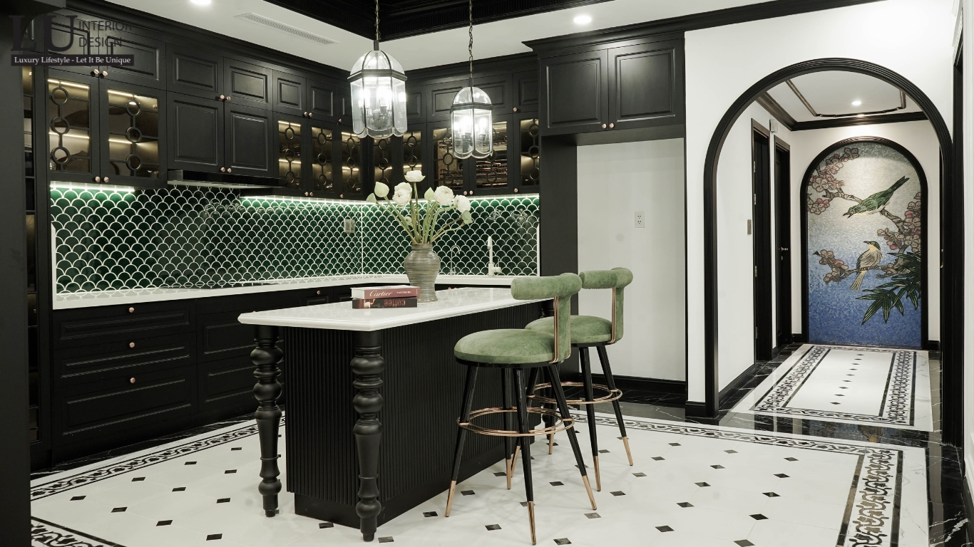 Thực tế hoàn thiện phòng bếp Indochine với bàn bếp đá cẩm thạch trắng, ghế bar xanh và các chi tiết trang trí đẳng cấp