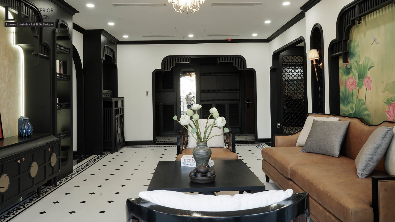 Thực tế hoàn thiện phòng khách phong cách Indochine với tranh nghệ thuật, ánh sáng vàng và nội thất gỗ tối màu