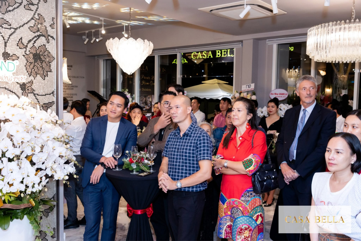 Đông đảo khách mời và đối tác tập trung theo dõi phần chia sẻ giải pháp không gian từ ban tổ chức