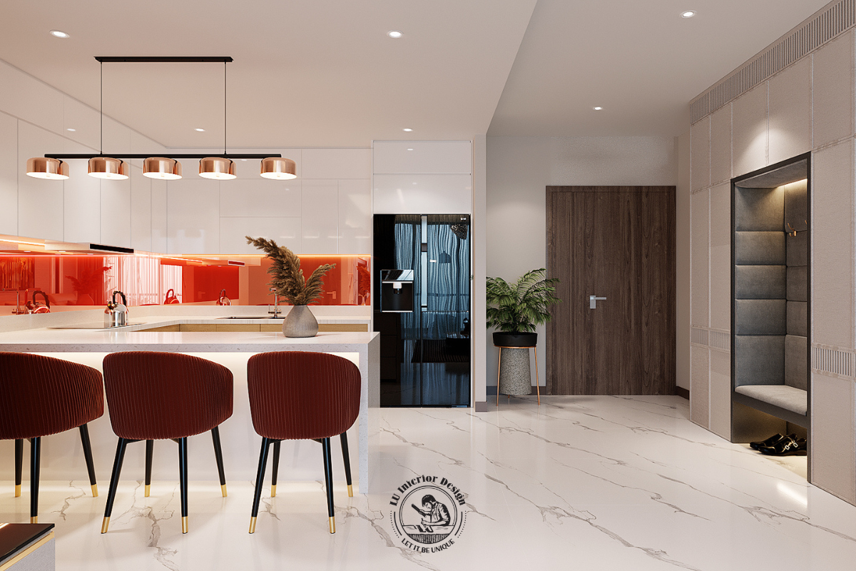 Hệ tủ bếp chữ L hiện đại kết hợp bàn đảo sang trọng, điểm xuyết sắc đỏ cam ấm áp từ kính ốp bếp tạo nên tổng thể nổi bật và thu hút.