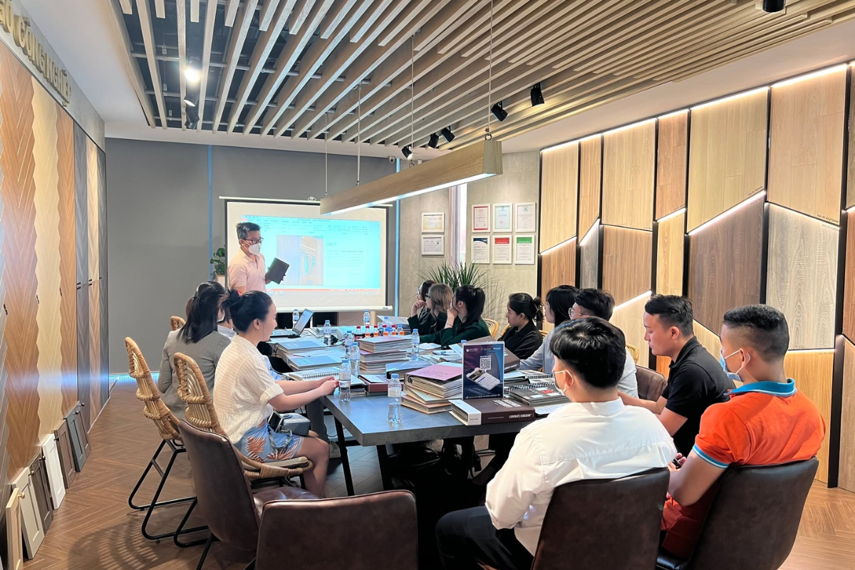 Đại diện thương hiệu LU Design và An Cường ngồi trao đổi giải pháp thiết kế 