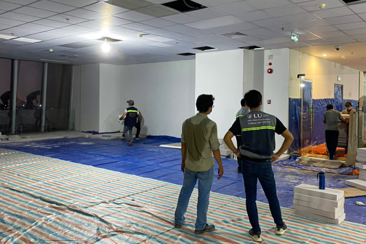 Kỹ sư LU Design trực tiếp kiểm tra và giám sát các hạng mục hoàn thiện thô tại công trường vào ca đêm