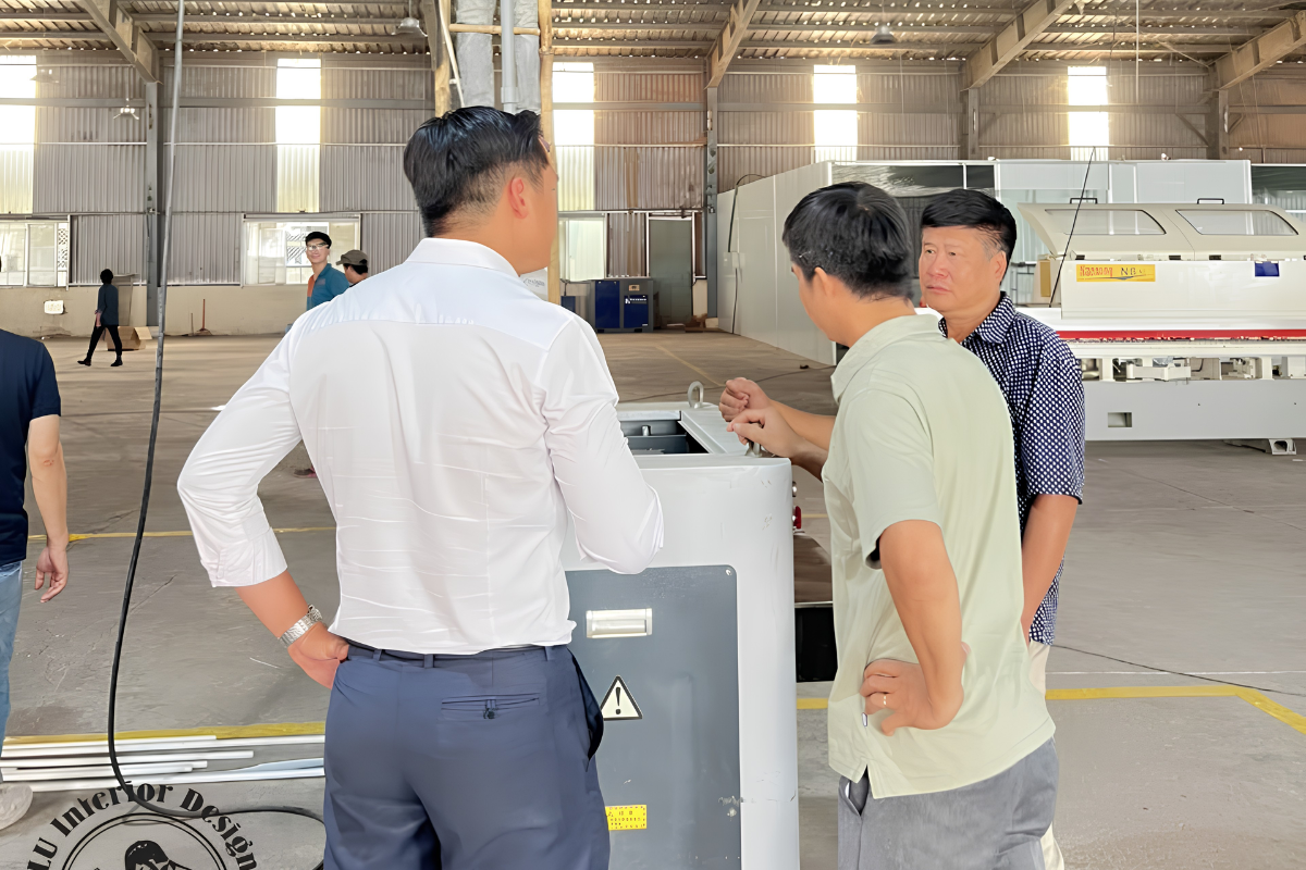 Không gian nhà xưởng LU Interior Design được quy hoạch rộng rãi, đồng bộ máy móc và quy trình vận hành, tạo nền tảng để đội ngũ kiểm soát chất lượng và hoàn thiện từng sản phẩm nội thất chỉn chu