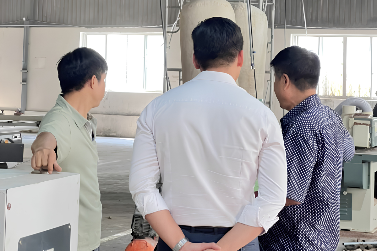 Quá trình kiểm tra thiết bị tại xưởng giúp LU Interior Design nâng cao độ chính xác, chất lượng gia công và khả năng hiện thực hóa các sản phẩm nội thất theo từng bản vẽ thiết kế