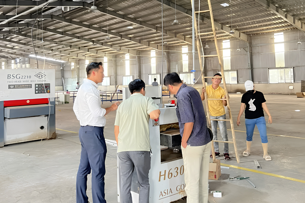 Đội ngũ LU Interior Design trực tiếp khảo sát máy móc và trao đổi giải pháp kỹ thuật, đảm bảo mỗi ý tưởng thiết kế được triển khai đúng định hướng ngay từ khâu sản xuất.