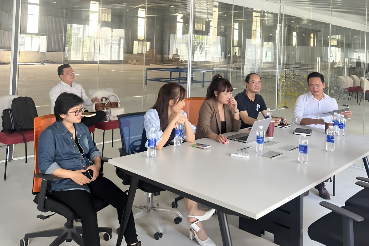 Đội ngũ LU Interior Design cùng trao đổi và thống nhất phương án vận hành, thể hiện sự chỉn chu trong từng quyết định nhằm nâng cao chất lượng sản phẩm và mang đến trải nghiệm tốt nhất cho khách hàng.