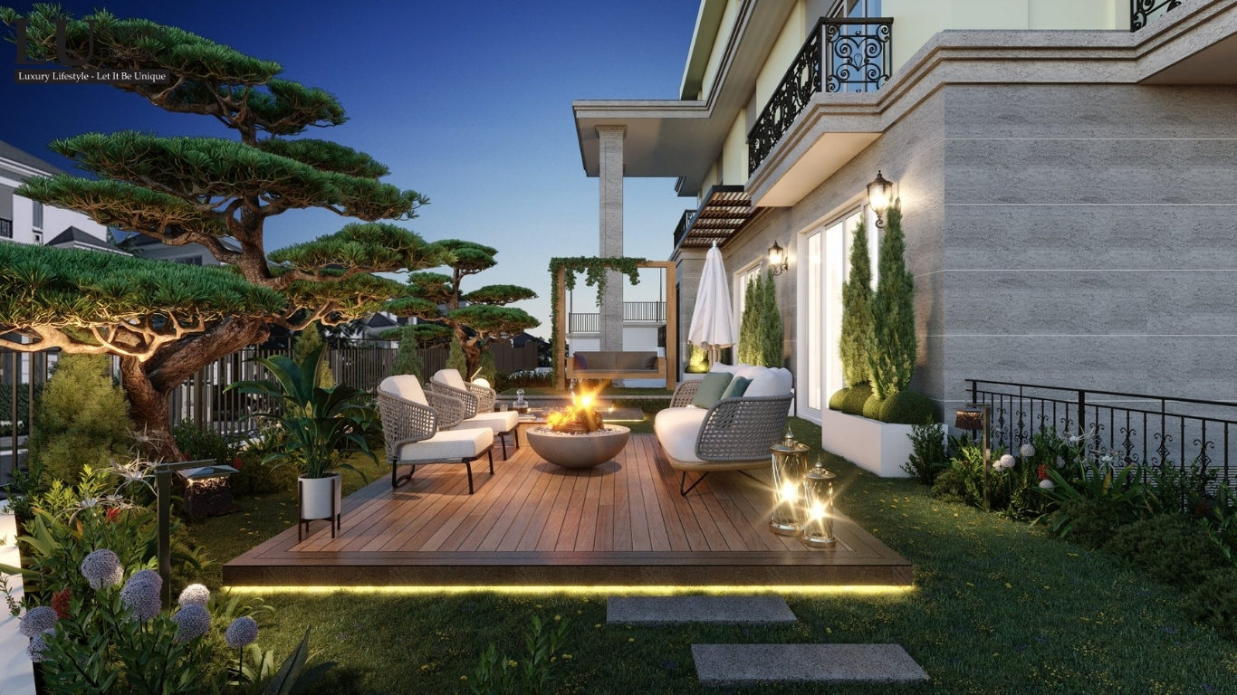 Không gian sân vườn biệt thự Sala với thiết kế ghế ngoài trời sang trọng, lối đi đá và ánh sáng dịu nhẹ.