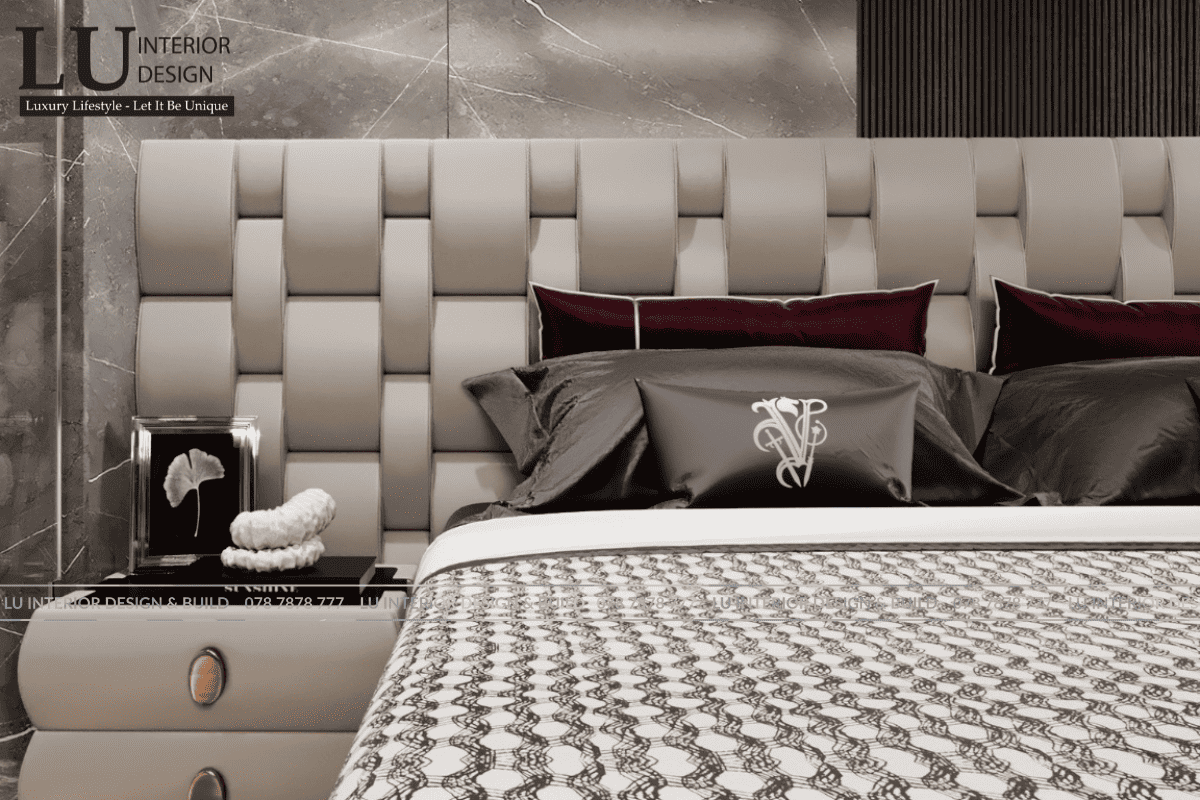 Thiết kế giường ngủ penthouse Vũng Tàu với vách đầu giường chần nút và decor đầu giường tone đỏ hiện đại