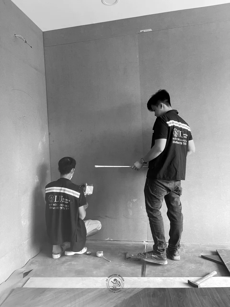 Đo đạc vách gỗ tại công trình – thi công biệt thự Khang Điền Quận 9 – LU Design