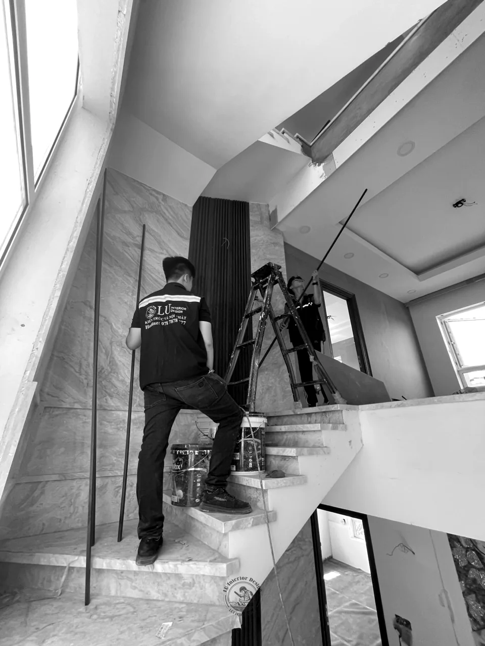 Lắp tủ dưới cầu thang – thi công biệt thự Khang Điền Quận 9 – LU Design