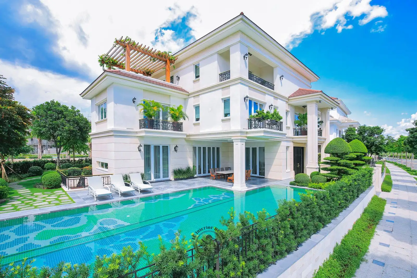 Ảnh thực tế biệt thự Sala với hồ bơi dọc hông nhà – ảnh thực tế biệt thự Sala – LU Design