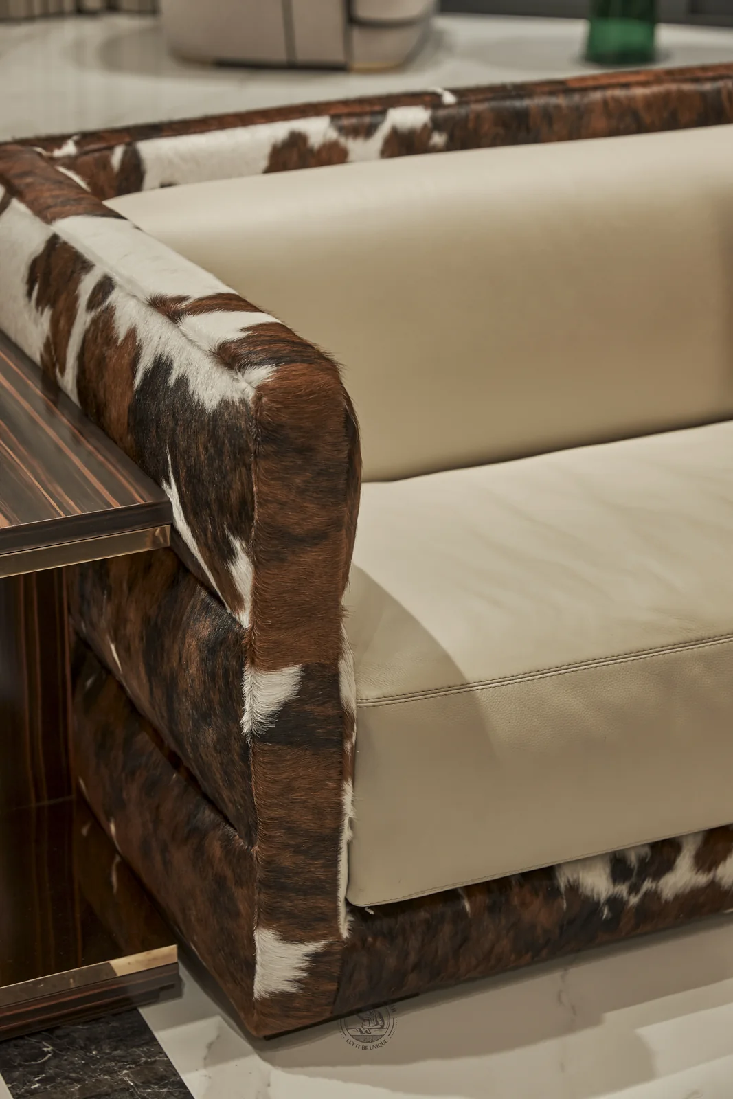 Chi tiết sofa phối da bò – hình ảnh thực tế công trình biệt thự Thạnh Mỹ Lợi 560m² – LU Design