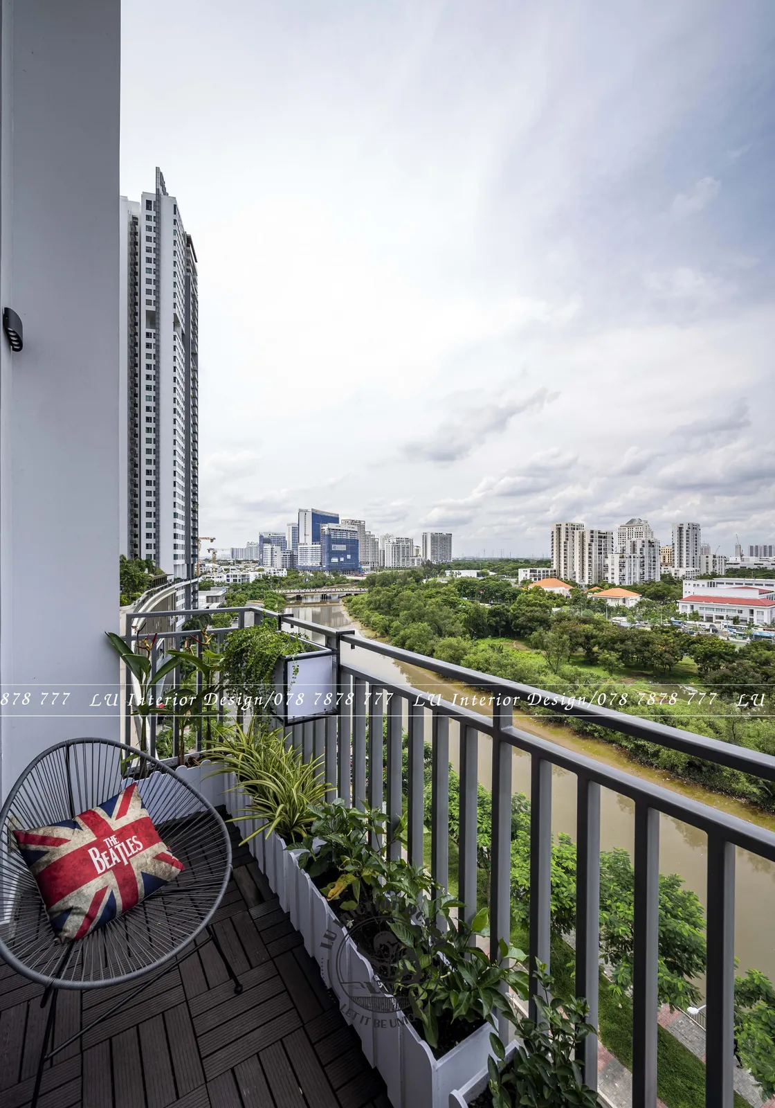 Ban công dài trồng cây xanh nhìn ra công viên – hình ảnh thực tế công trình căn hộ Duplex 3PN 148m² – LU Design