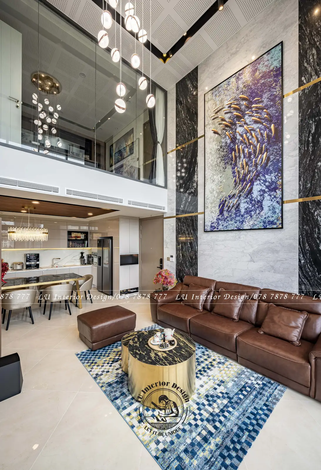 Chùm đèn pha lê thả từ tầng trên xuống phòng khách – hình ảnh thực tế công trình căn hộ Duplex 3PN 148m² – LU Design