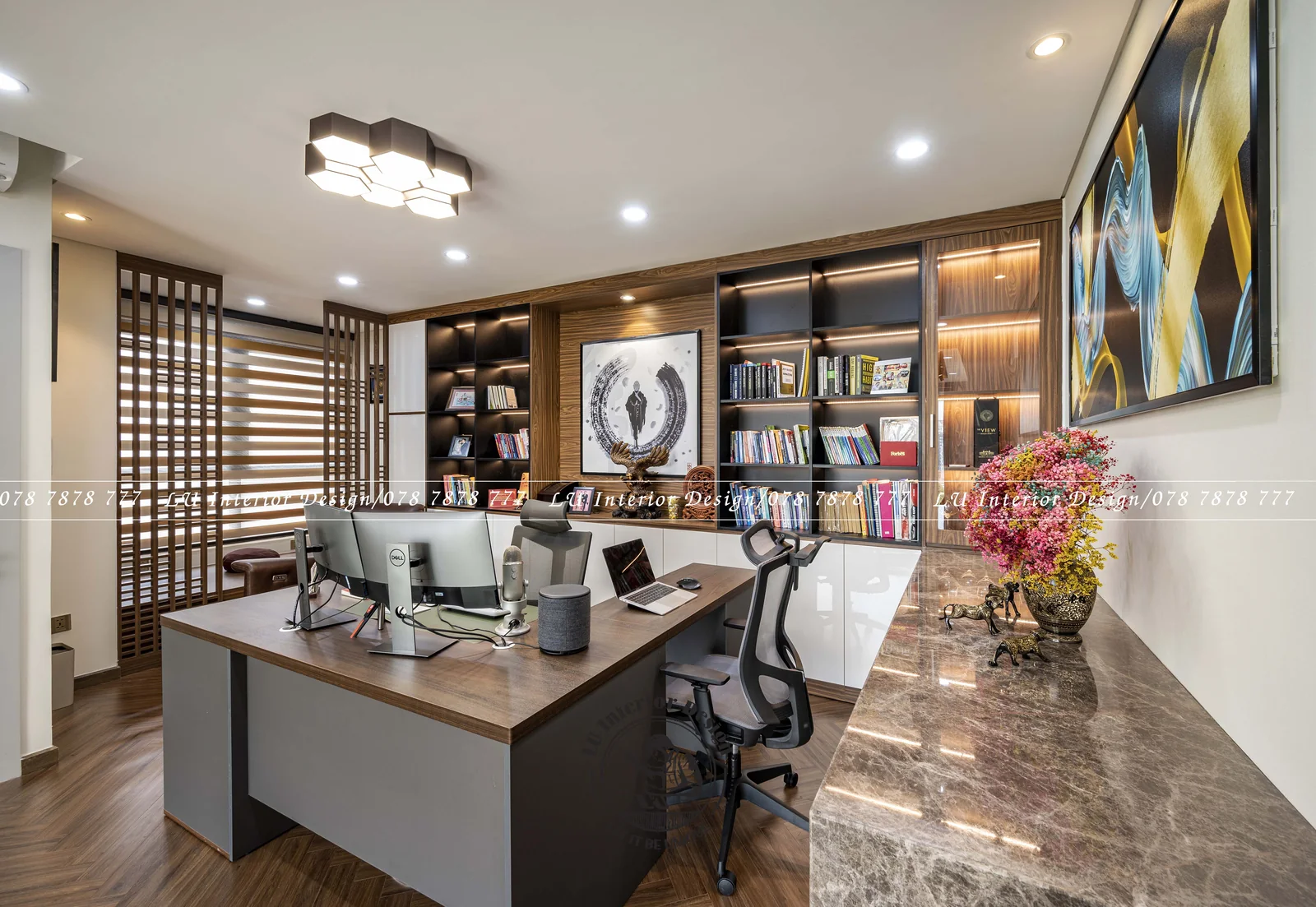 Bàn làm việc và tranh trên vách gỗ – hình ảnh thực tế công trình căn hộ Duplex 3PN 148m² – LU Design