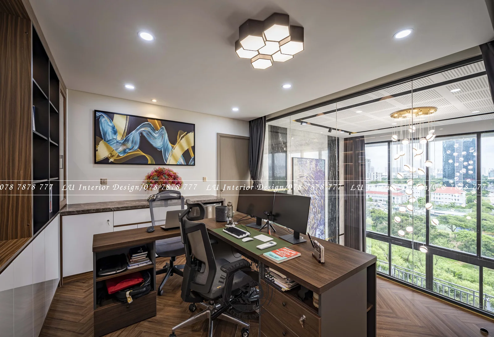 Phòng làm việc nhìn qua vách kính ra thành phố – hình ảnh thực tế công trình căn hộ Duplex 3PN 148m² – LU Design