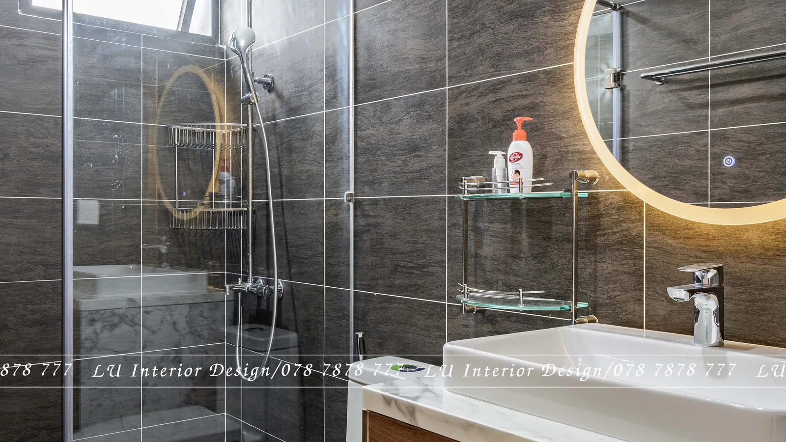 Phòng tắm gạch đen vân gỗ và gương tròn đèn LED – hình ảnh thực tế công trình căn hộ Duplex 3PN 148m² – LU Design