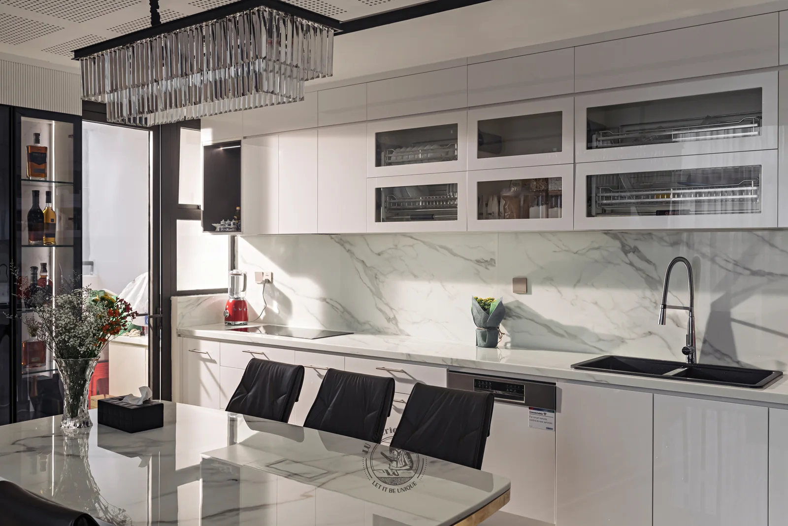 Bếp tủ trắng cánh kính phía trên và ốp lưng đá vân – hình ảnh thực tế công trình căn hộ Duplex The View 148m² – LU Design