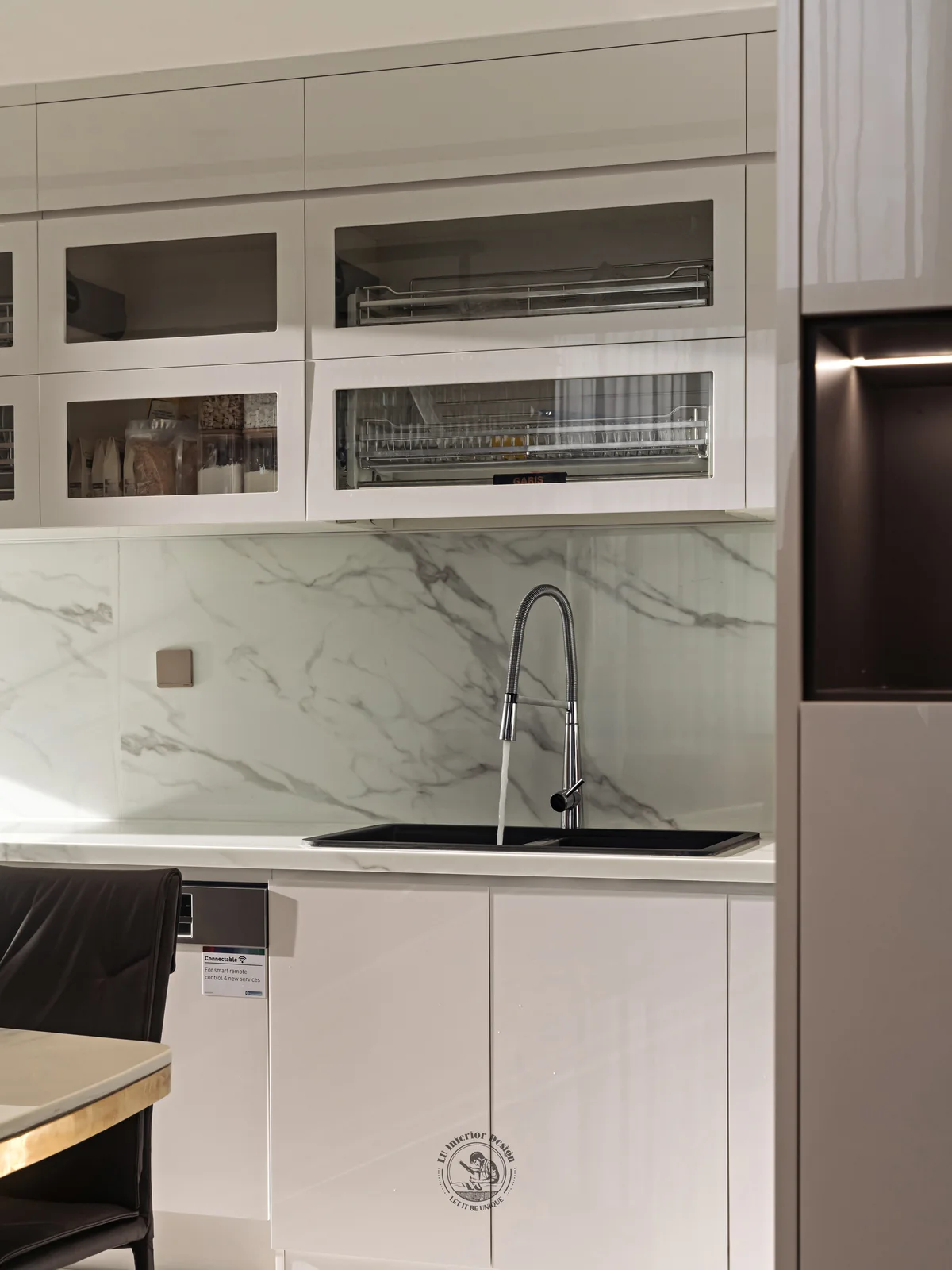 Chậu rửa và vòi trên mặt đá vân trắng – hình ảnh thực tế công trình căn hộ Duplex The View 148m² – LU Design