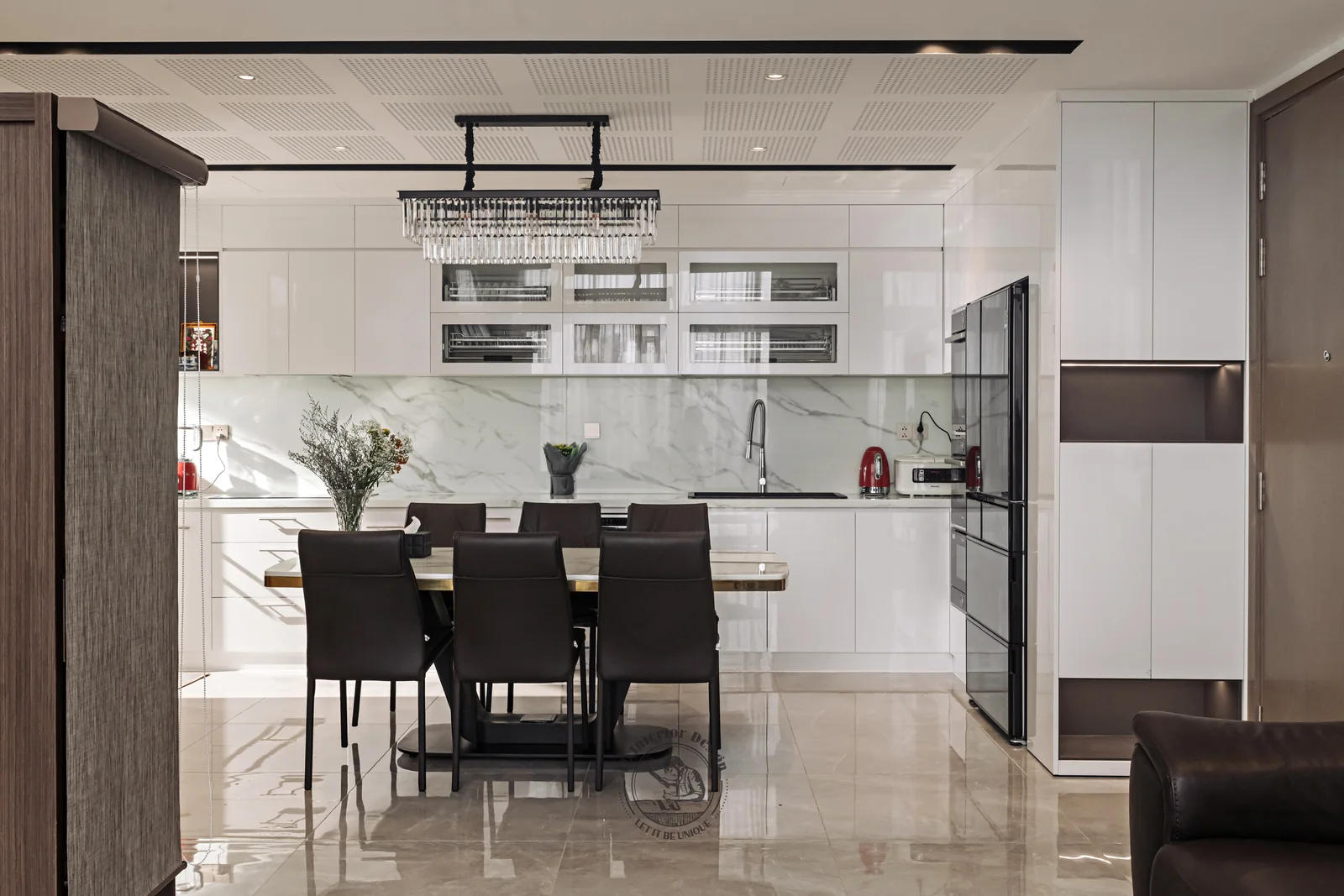 Bàn ăn tám ghế mặt đá viền đồng – hình ảnh thực tế công trình căn hộ Duplex The View 148m² – LU Design