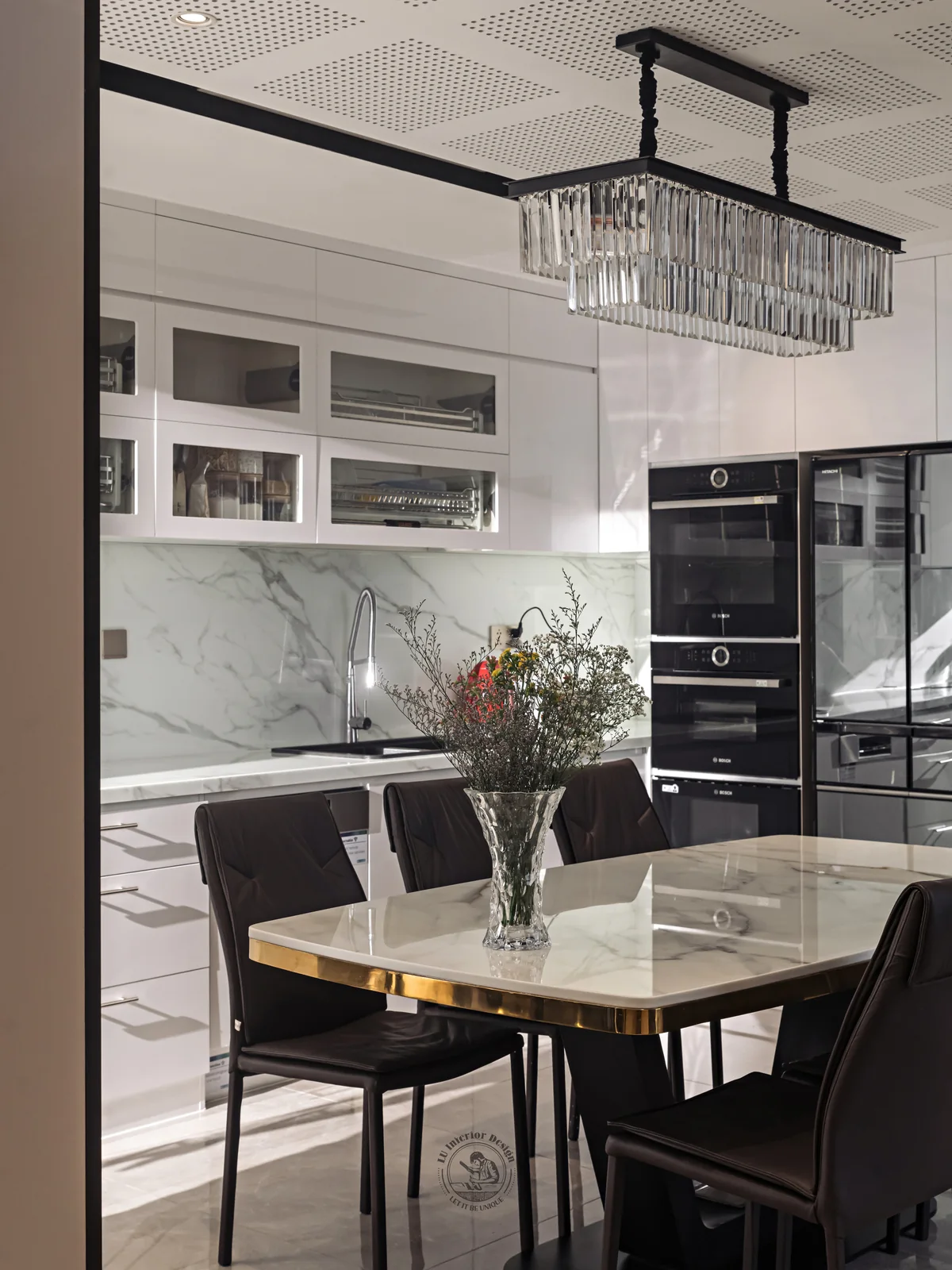 Đèn chùm pha lê dạng thanh trên bàn ăn – hình ảnh thực tế công trình căn hộ Duplex The View 148m² – LU Design