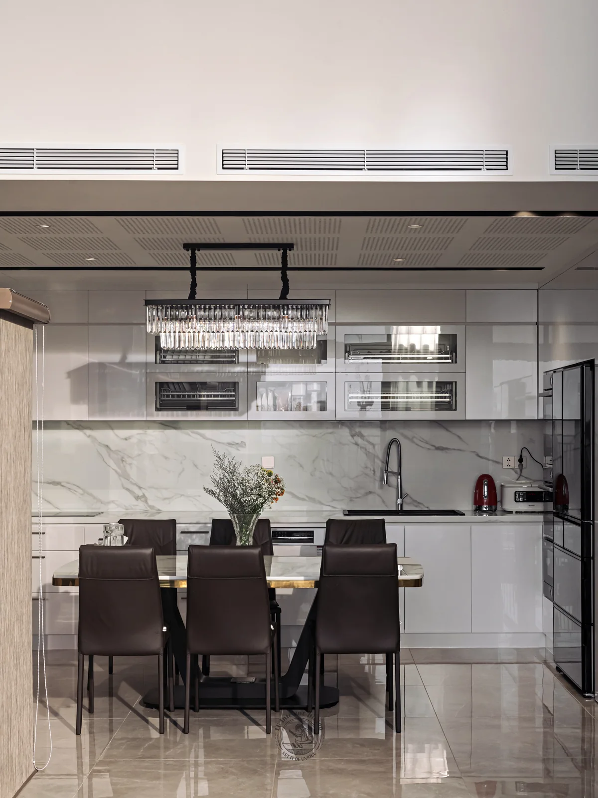 Phòng ăn và bếp nhìn từ cầu thang – hình ảnh thực tế công trình căn hộ Duplex The View 148m² – LU Design