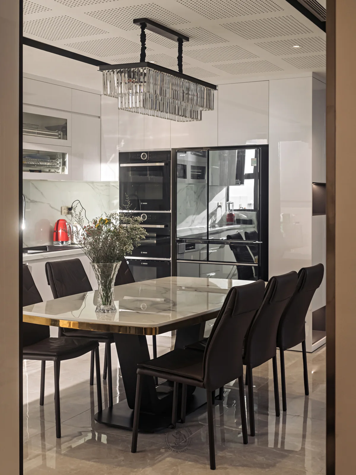 Tủ bếp với lò nướng và tủ lạnh âm tủ – hình ảnh thực tế công trình căn hộ Duplex The View 148m² – LU Design