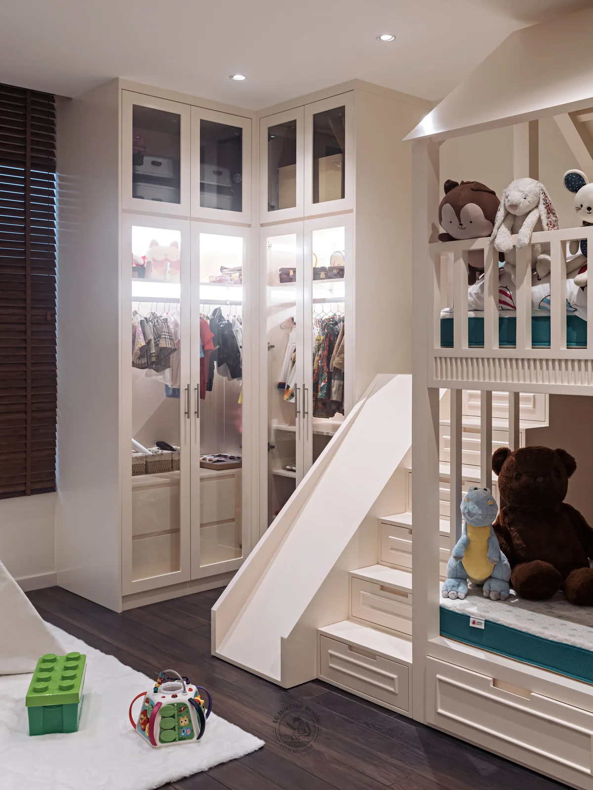 Cầu thang lên giường tầng và tủ kính – hình ảnh thực tế công trình căn hộ Duplex The View 148m² – LU Design