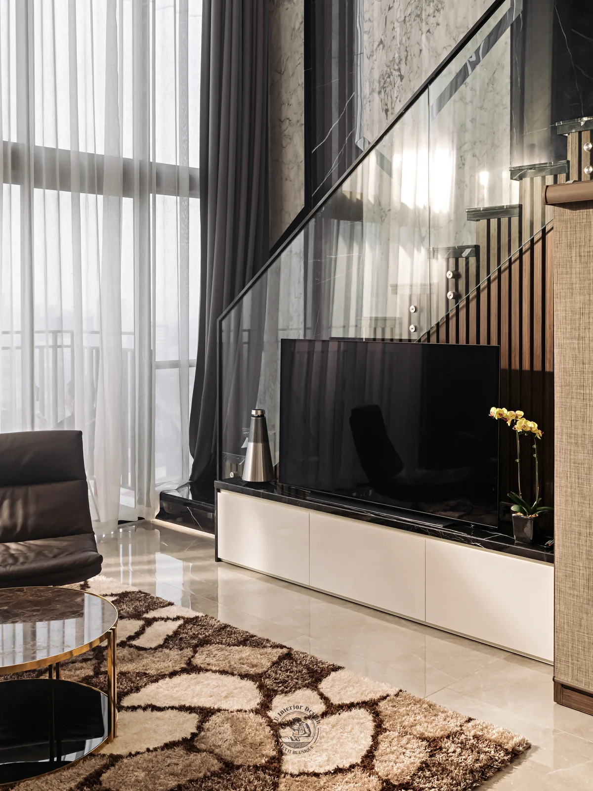 Kệ tivi trắng dài dưới vách kính – hình ảnh thực tế công trình căn hộ Duplex The View 148m² – LU Design