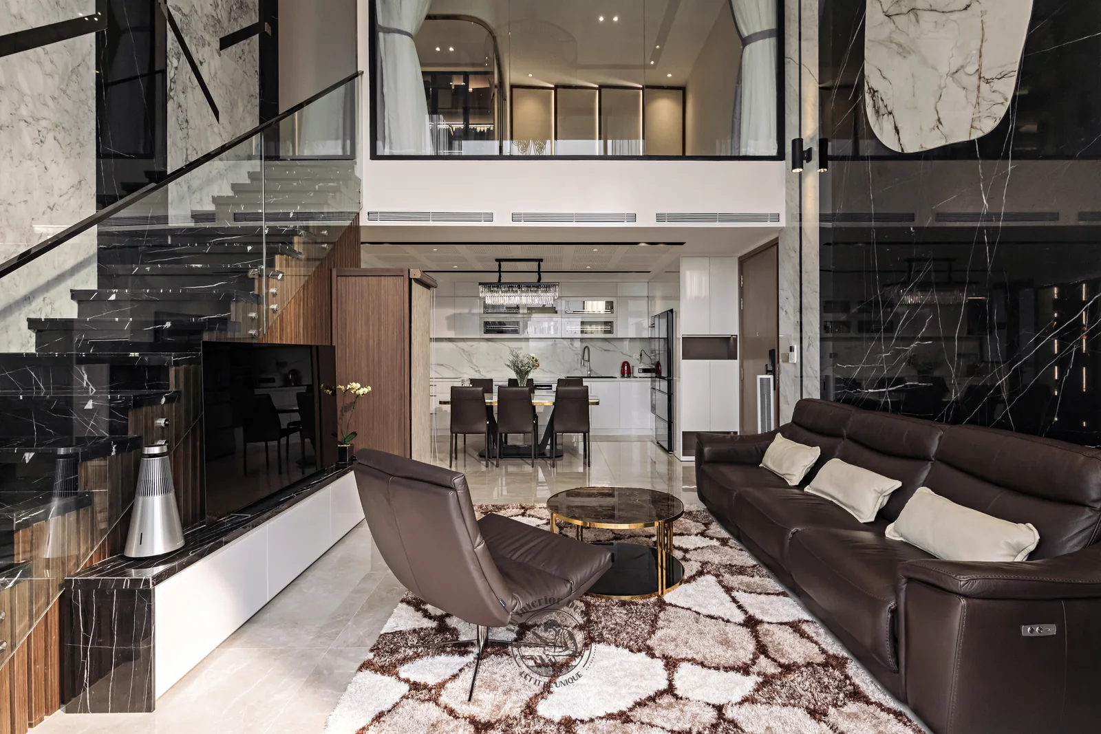 Vách đá đen vân trắng và cầu thang lan can kính – hình ảnh thực tế công trình căn hộ Duplex The View 148m² – LU Design