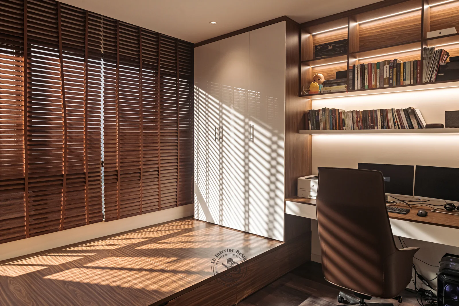 Phòng làm việc bàn dài và kệ sách gỗ đèn hắt – hình ảnh thực tế công trình căn hộ Duplex The View 148m² – LU Design