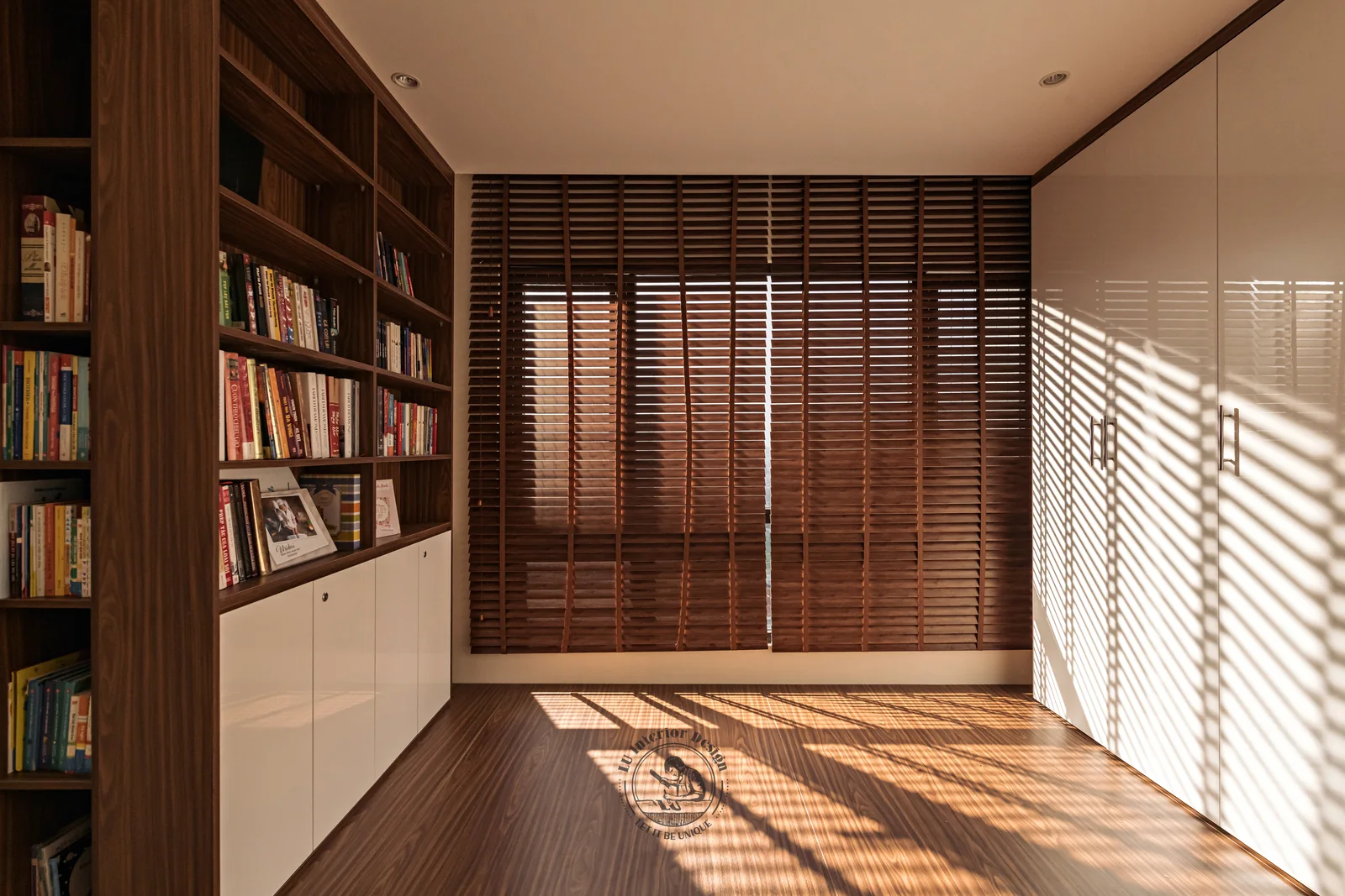 Nắng chiều qua rèm gỗ phòng làm việc – hình ảnh thực tế công trình căn hộ Duplex The View 148m² – LU Design