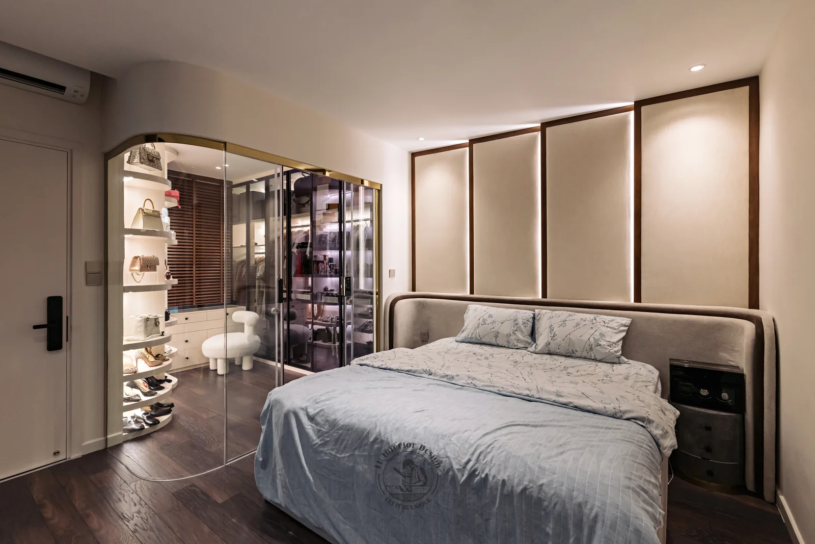 Tủ kính đen đèn hắt cạnh giường master – hình ảnh thực tế công trình căn hộ Duplex The View 148m² – LU Design