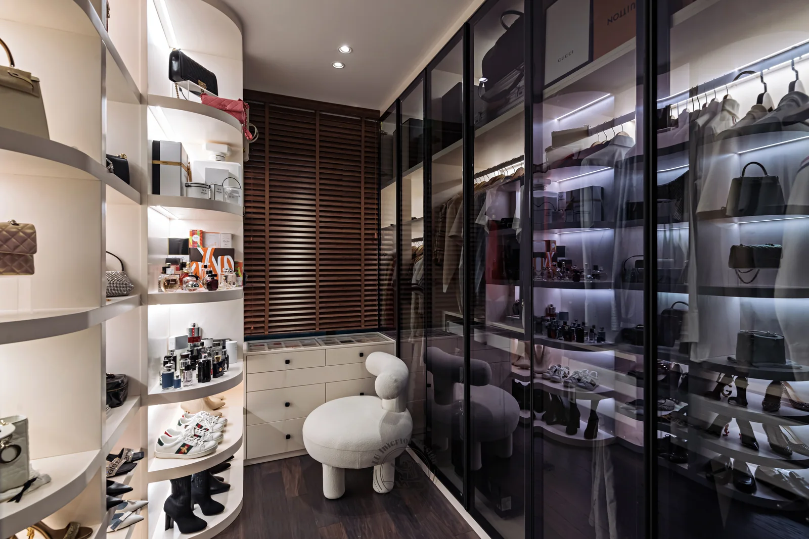Tủ kính treo áo đèn hắt trong phòng thay đồ – hình ảnh thực tế công trình căn hộ Duplex The View 148m² – LU Design