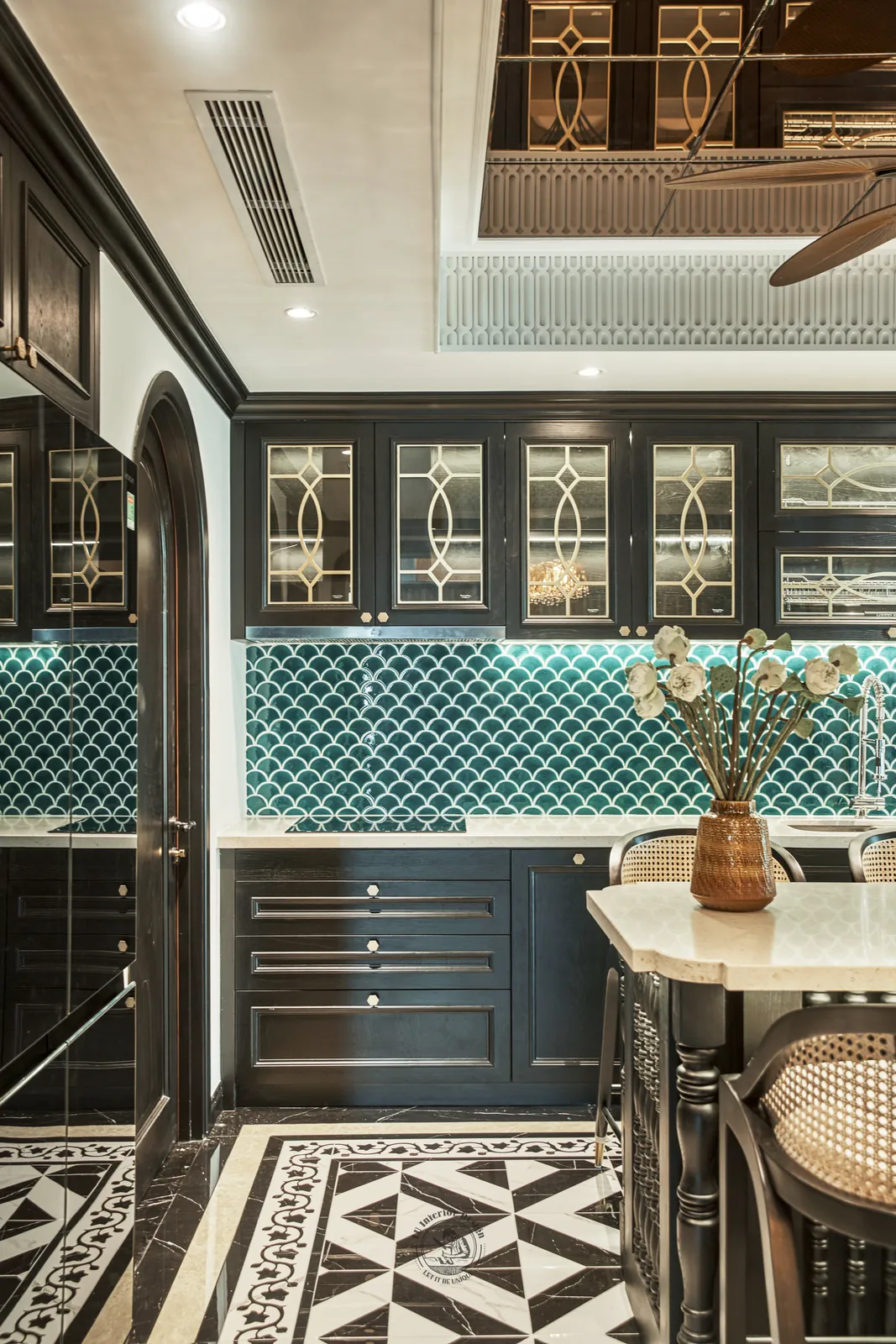 Tủ kính hoa văn và quầy bar bếp khô – hình ảnh thực tế công trình căn hộ Feliz En Vista – LU Design