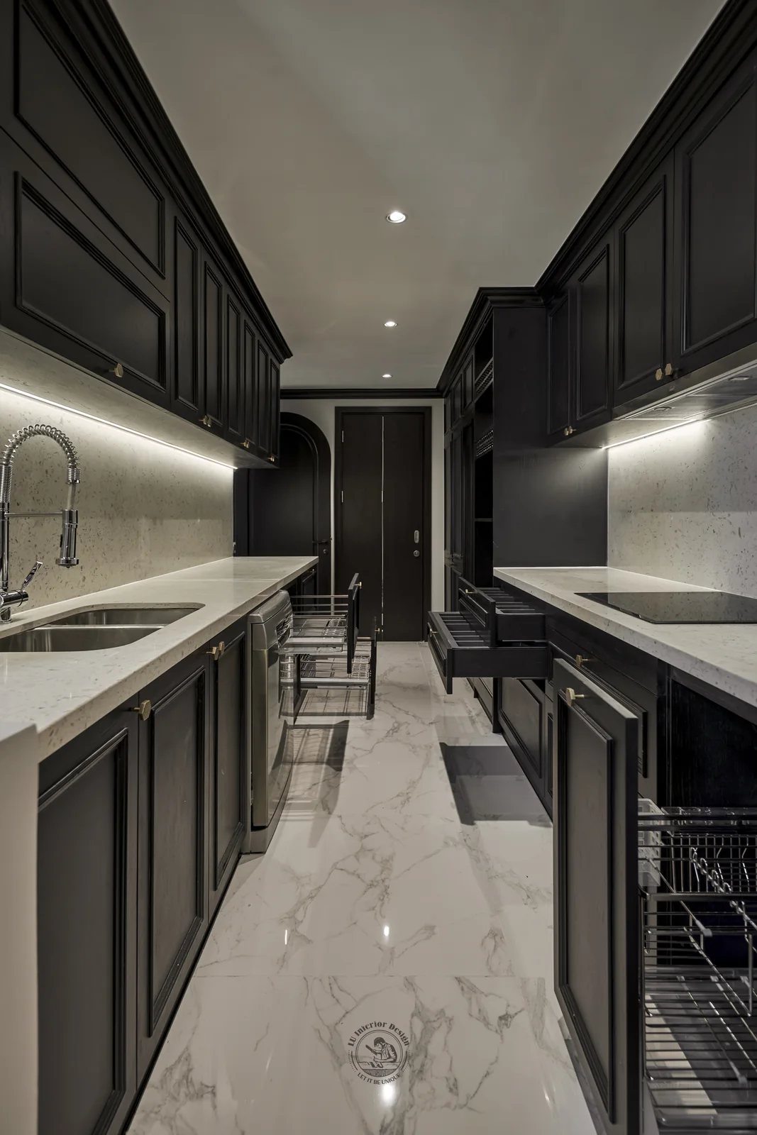 Bếp ướt hai dãy tủ đen mặt đá trắng – hình ảnh thực tế công trình căn hộ Feliz En Vista – LU Design