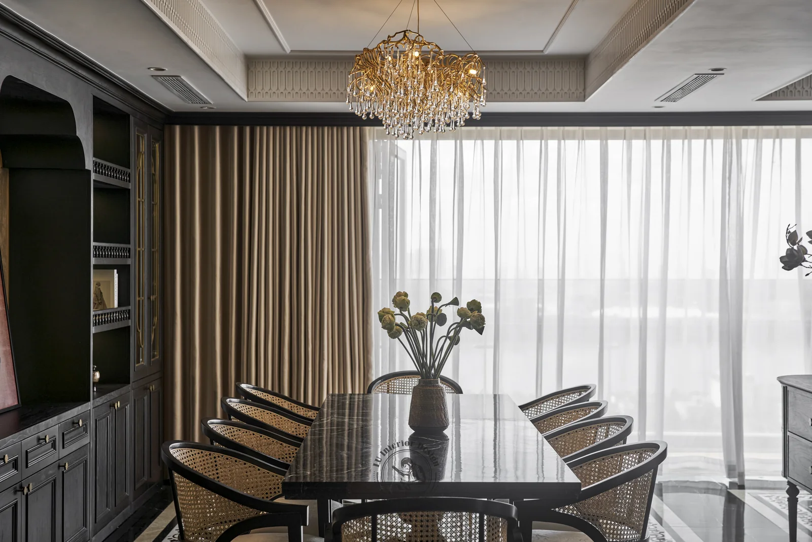 Phòng ăn nhìn ra cửa kính và phòng khách – hình ảnh thực tế công trình căn hộ Feliz En Vista – LU Design
