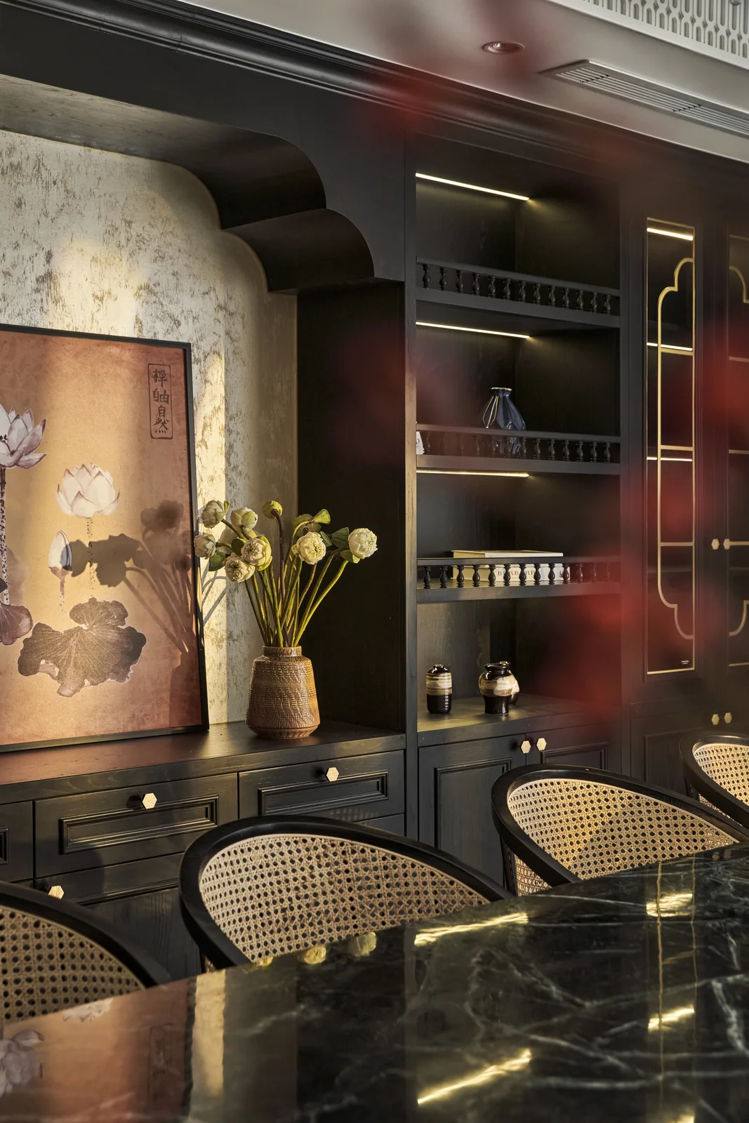 Tủ rượu gỗ đen đèn hắt và tranh hoa sen – hình ảnh thực tế công trình căn hộ Feliz En Vista – LU Design