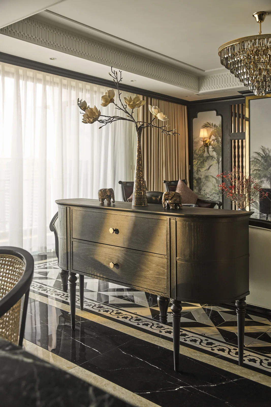 Bàn console gỗ đen và bình hoa lan ở phòng khách – hình ảnh thực tế công trình căn hộ Feliz En Vista – LU Design