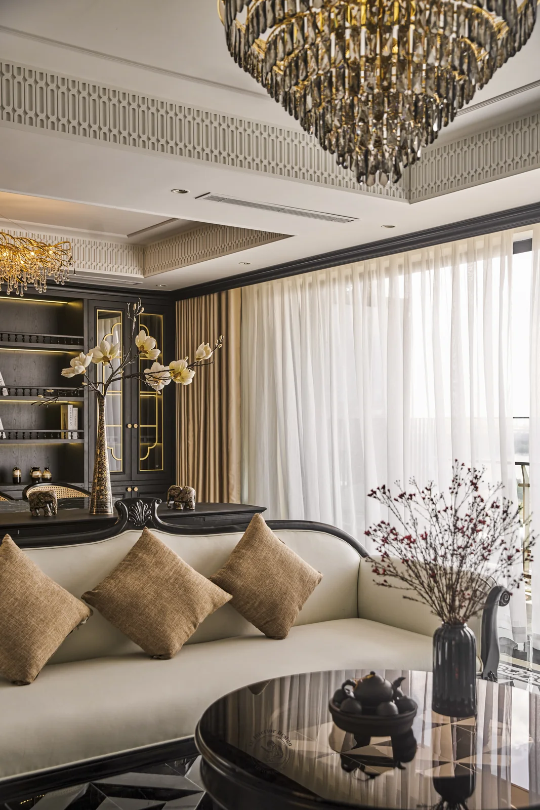 Đèn chùm pha lê và trần phào phòng khách – hình ảnh thực tế công trình căn hộ Feliz En Vista – LU Design